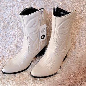SOLD- Wild Fable White Clayton Western Boots